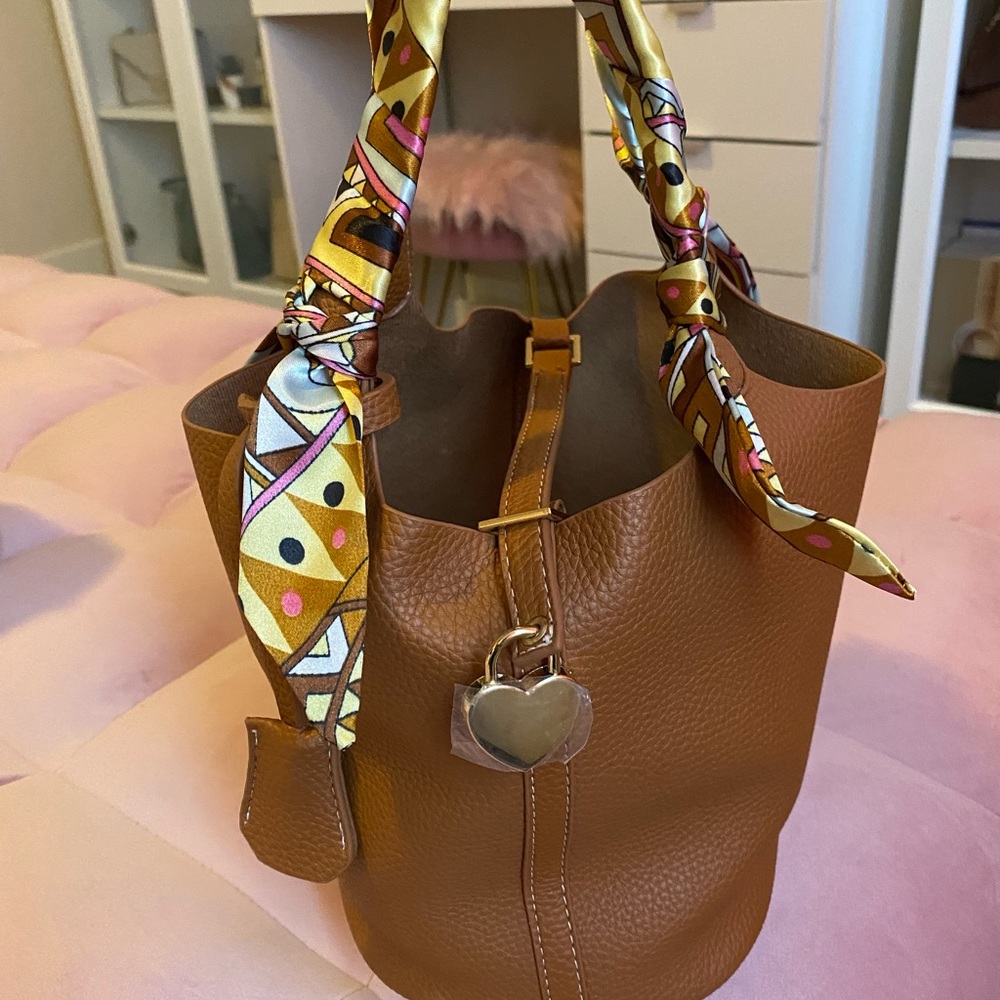 Bucket bag